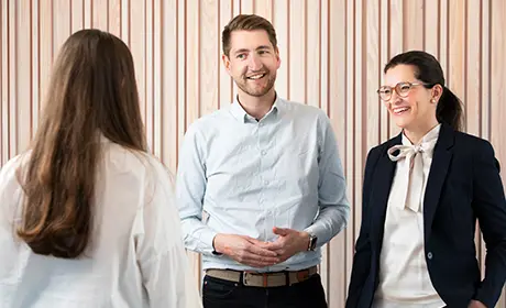 Fotografi som visar tre personer som samtalar med varandra på Ei:s kontor i Eskilstuna.